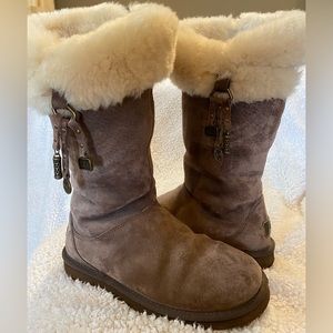 UGG Chestnut Plumdale Charms Boots S/N 1006710